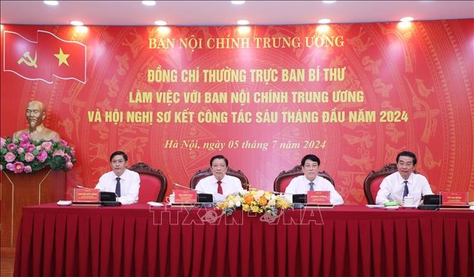 Thường trực Ban Bí thư Lương Cường và các đồng chí lãnh đạo Ban Nội chính Trung ương điều hành hội nghị. Ảnh: Phương Hoa/TTXVN