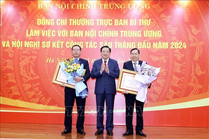 Đồng chí Phan Đình Trạc, Uỷ viên Bộ Chính trị, Bí thư Trung ương Đảng, Trưởng Ban Nội chính Trung ương trao Huân chương Lao động hạng Nhì, hạng Ba của Chủ tịch nước tặng các cá nhân. Ảnh: Phương Hoa/TTXVN